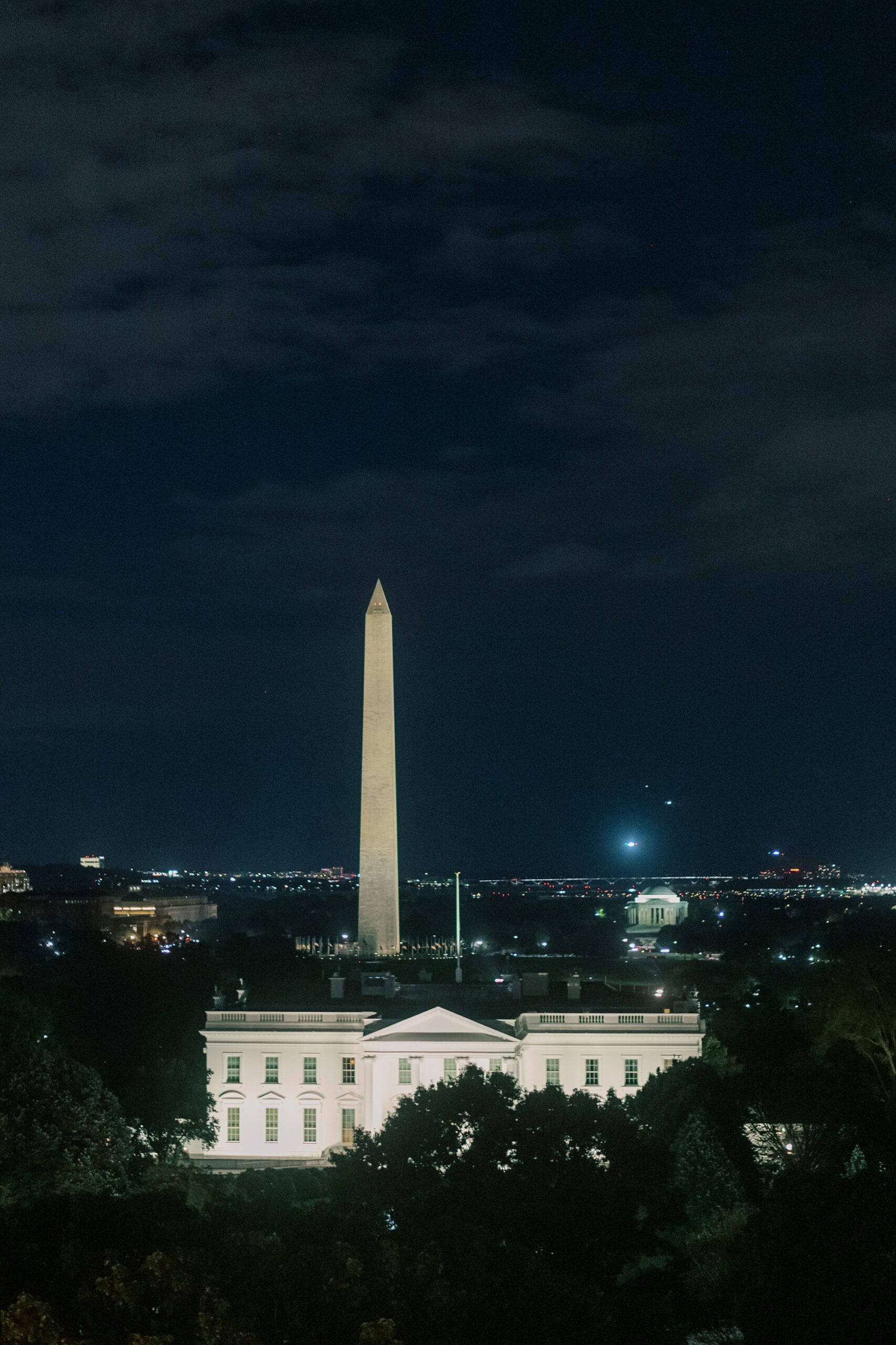 nighttime phot of Washington Monument 