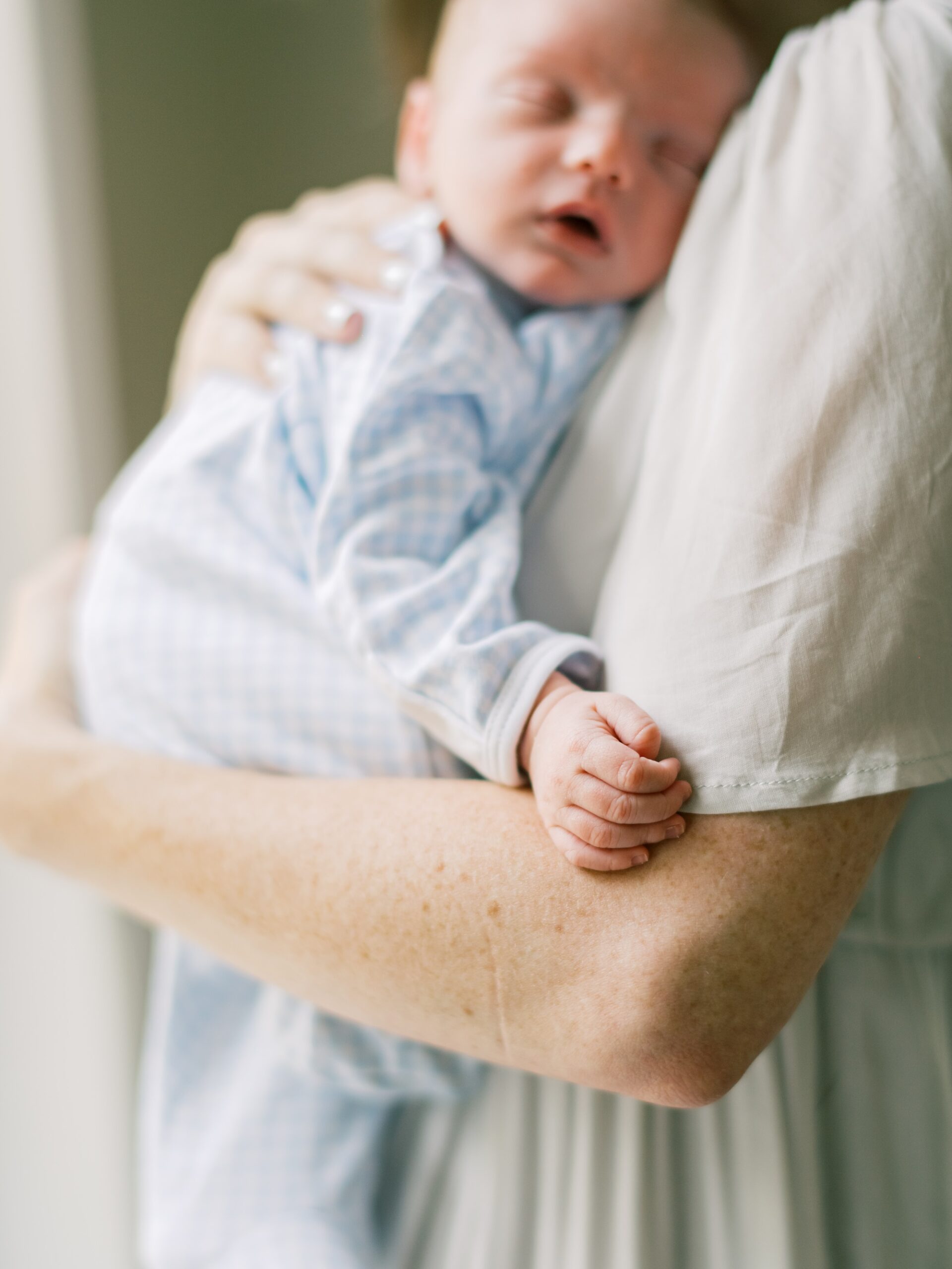 Lifestyle Newborn Sessions vs. Posed Studio Newborn Sessions: how to decide which session is right for you shared by newborn photographer Amanda Wose Photography.