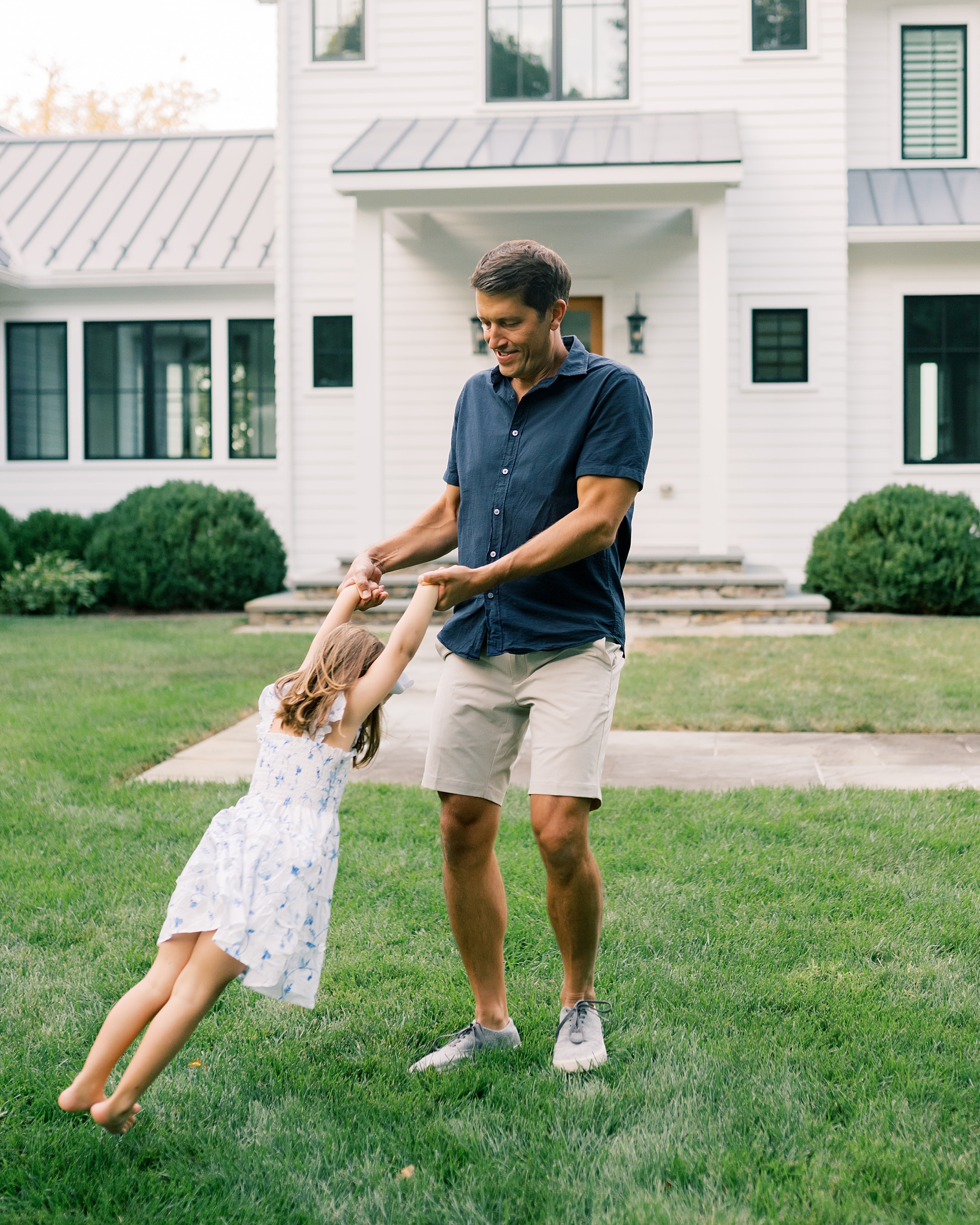 dad swings daughter around in candid portraits 