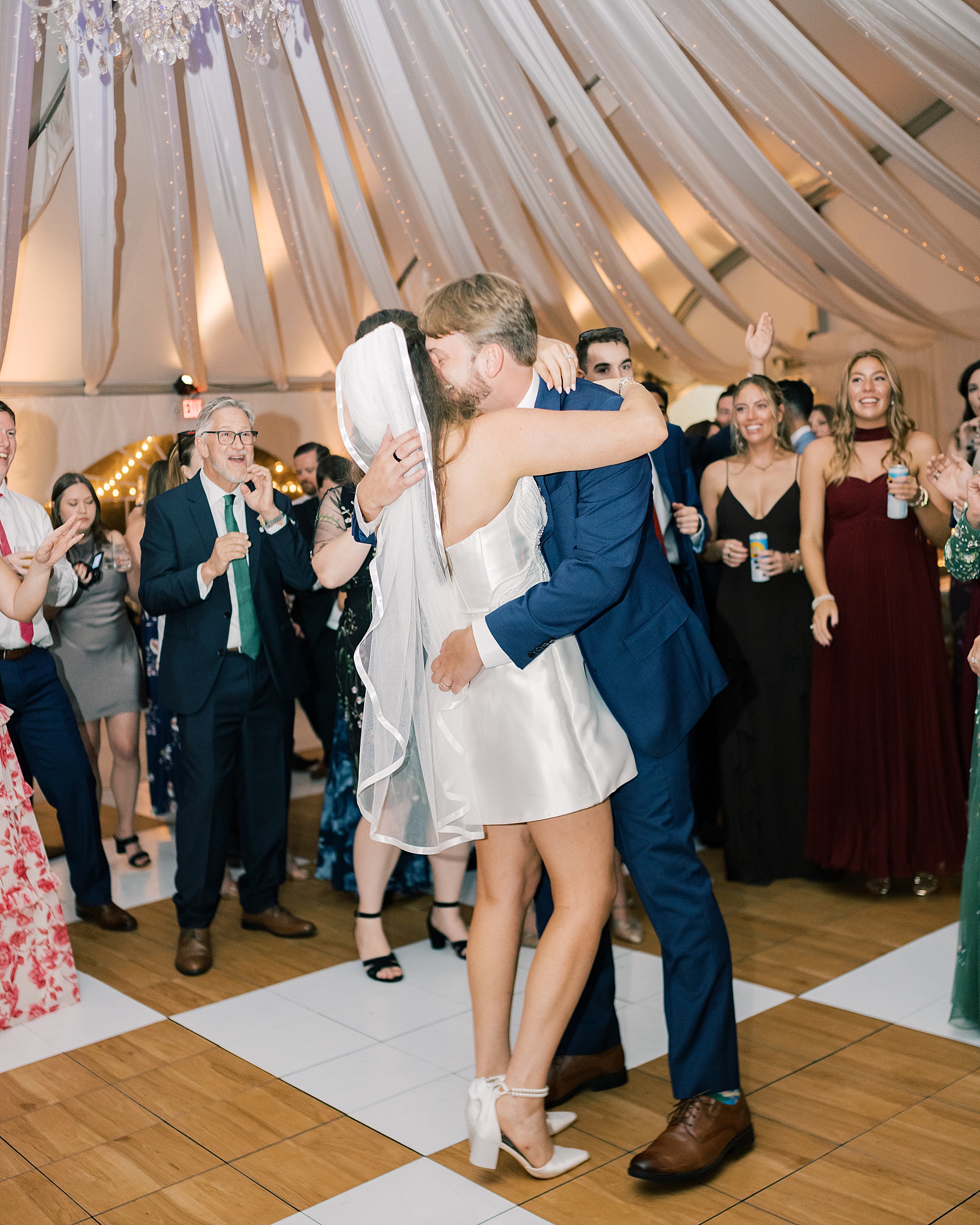 newlyweds kiss on dance floor
